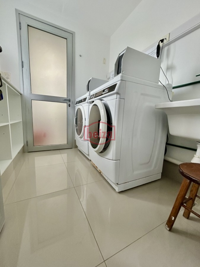 Apartamento ID.166847/OPORTUNIDAD!-APARTAMENTO-DE-1-DORMITORIO-CON-BALCÓN,-COCHERA-Y-BAJOS-GASTOS-COMUNES.-EXCELENTE-UBICACION - Apartamento en Peninsula, 2 dormitorios *