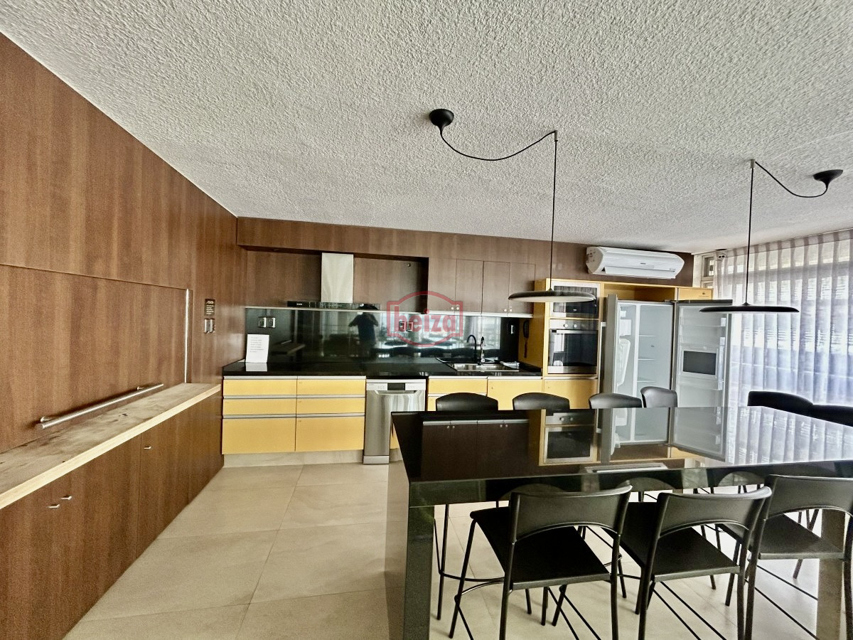 Apartamento ID.166847/OPORTUNIDAD!-APARTAMENTO-DE-1-DORMITORIO-CON-BALCÓN,-COCHERA-Y-BAJOS-GASTOS-COMUNES.-EXCELENTE-UBICACION - Apartamento en Peninsula, 2 dormitorios *