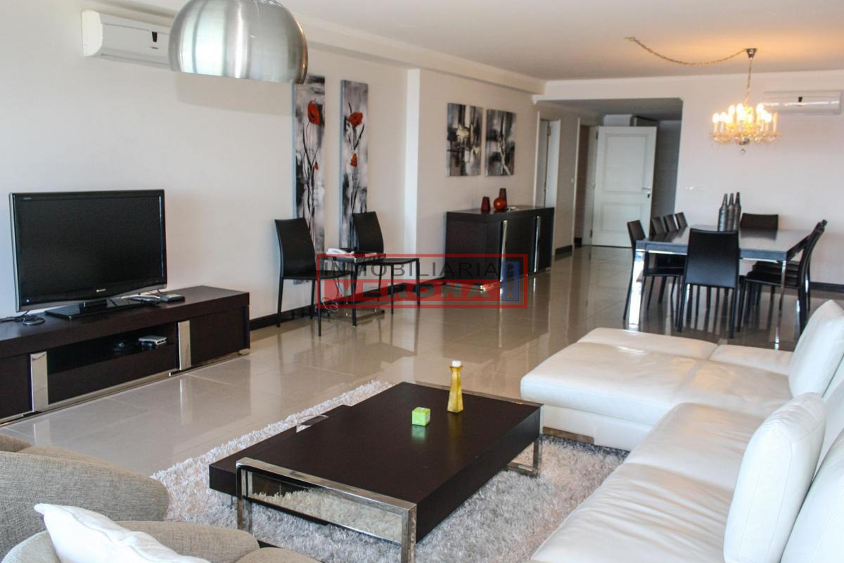 Apartamento en Brava, 3 dormitorios y servicio * - IVP5105A