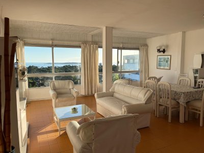 Espacioso apartamento con gran vista al mar en el barrio Cantegril. 