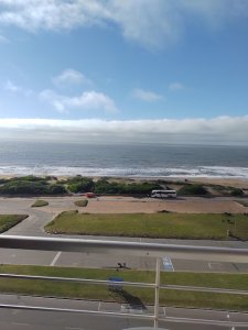 Frente al mar, con excelente vista, balcón y garage.
