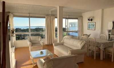 Espacioso apartamento con gran vista al mar en el barrio Cantegril.