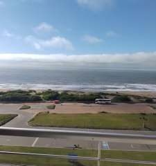 Frente al mar, con excelente vista, balcón y garage.