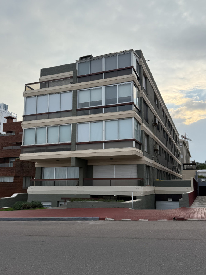 Apartamento ID.85467 - Espectacular Apto en Venta 2 dorm, 2 baños, garage, frente al mar.