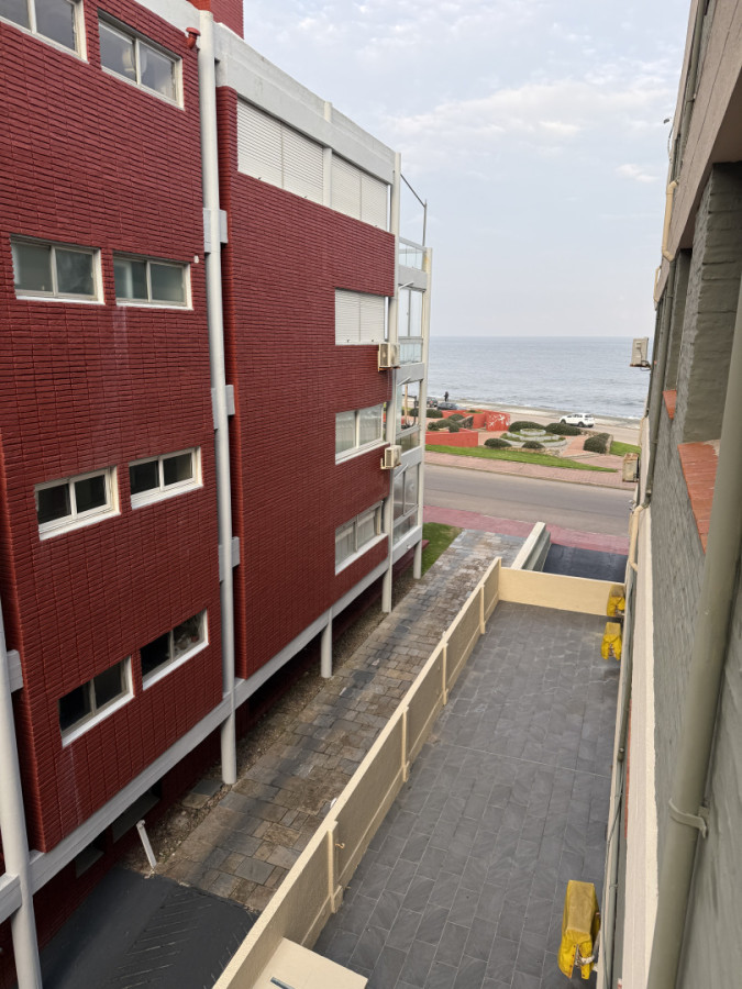Apartamento ID.85467 - Espectacular Apto en Venta 2 dorm, 2 baños, garage, frente al mar.