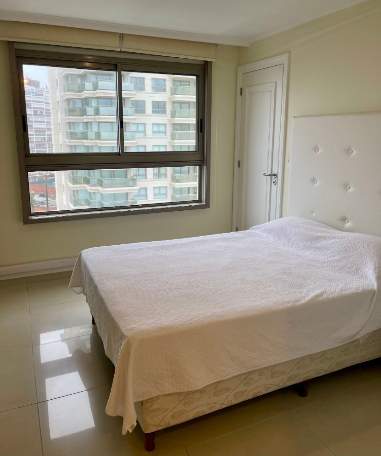 Apartamento ID.67636 - Apartamento en venta c/ cochera en Playa Brava