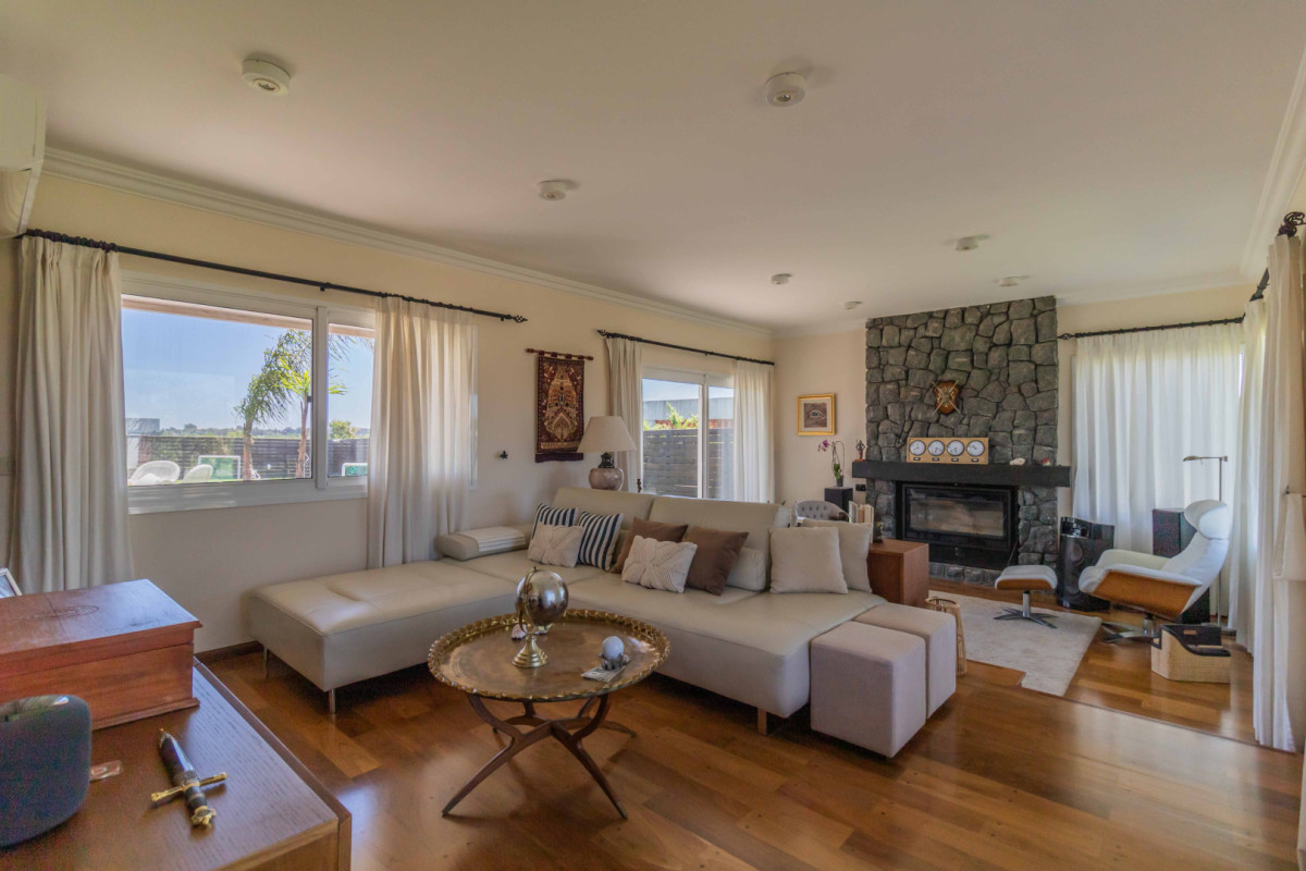 Casa ID.85505 - Casa en Venta de 4 dormitorio + servicio en Colinas de Carrasco