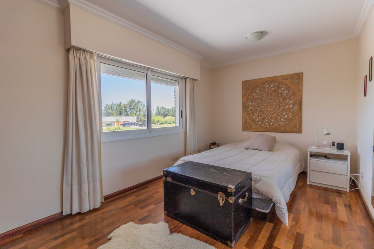 Casa ID.85505 - Casa en Venta de 4 dormitorio + servicio en Colinas de Carrasco