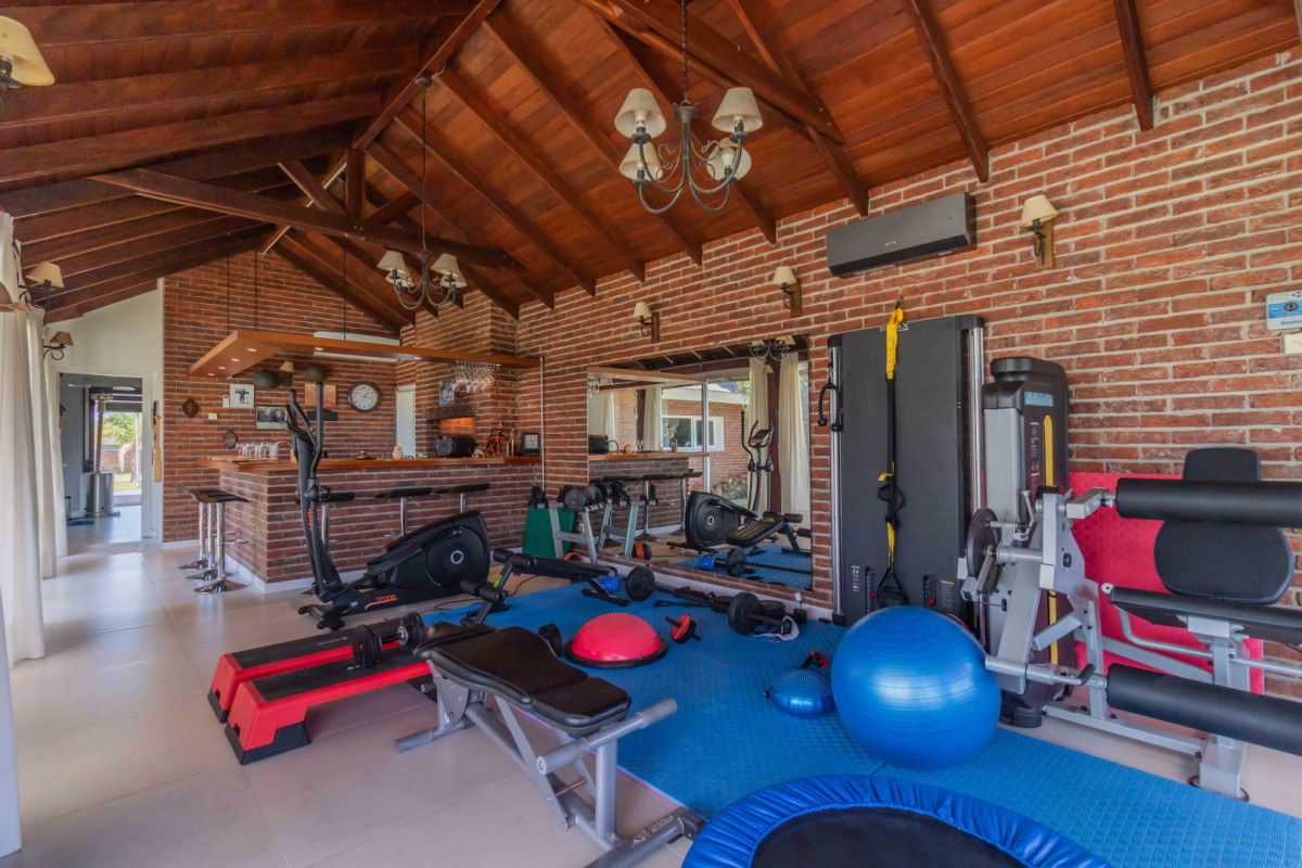 Casa ID.85505 - Casa en Venta de 4 dormitorio + servicio en Colinas de Carrasco