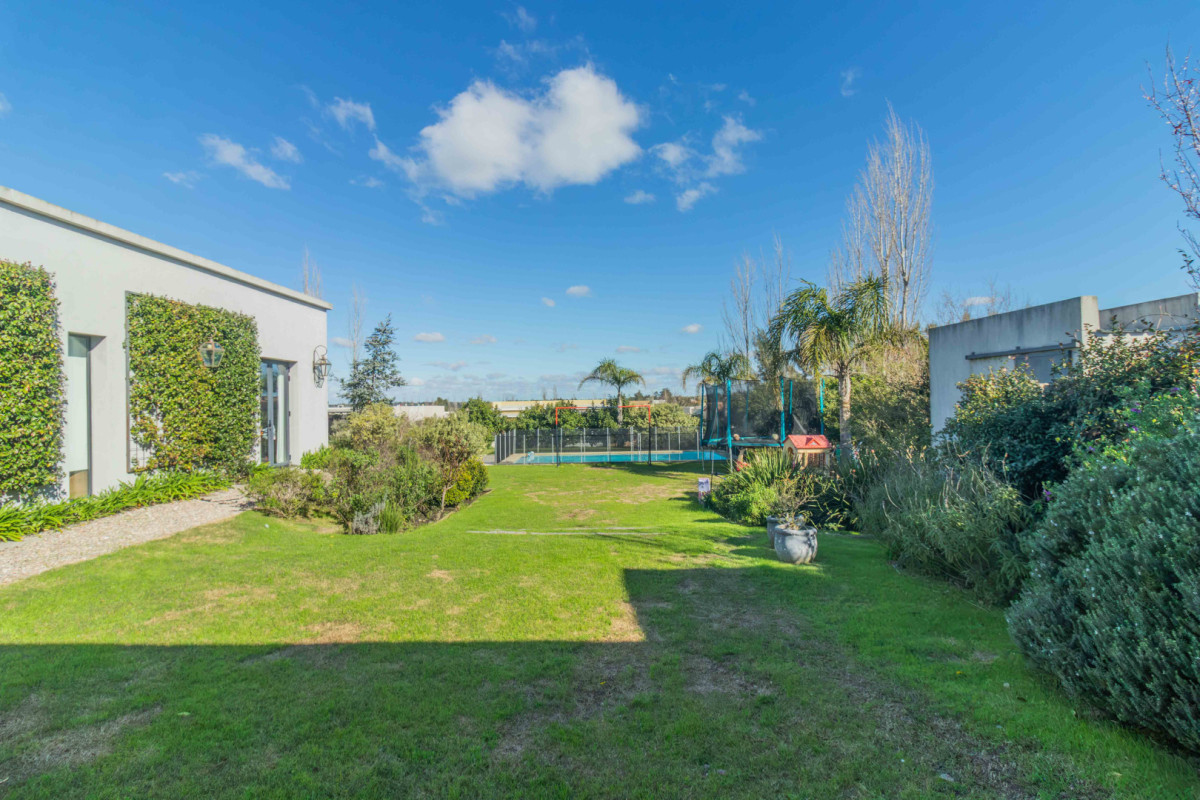 Casa ID.85520 - Venta espectacular casa en Mirador de la Tahona con jardín con piscina y galería con parrillero