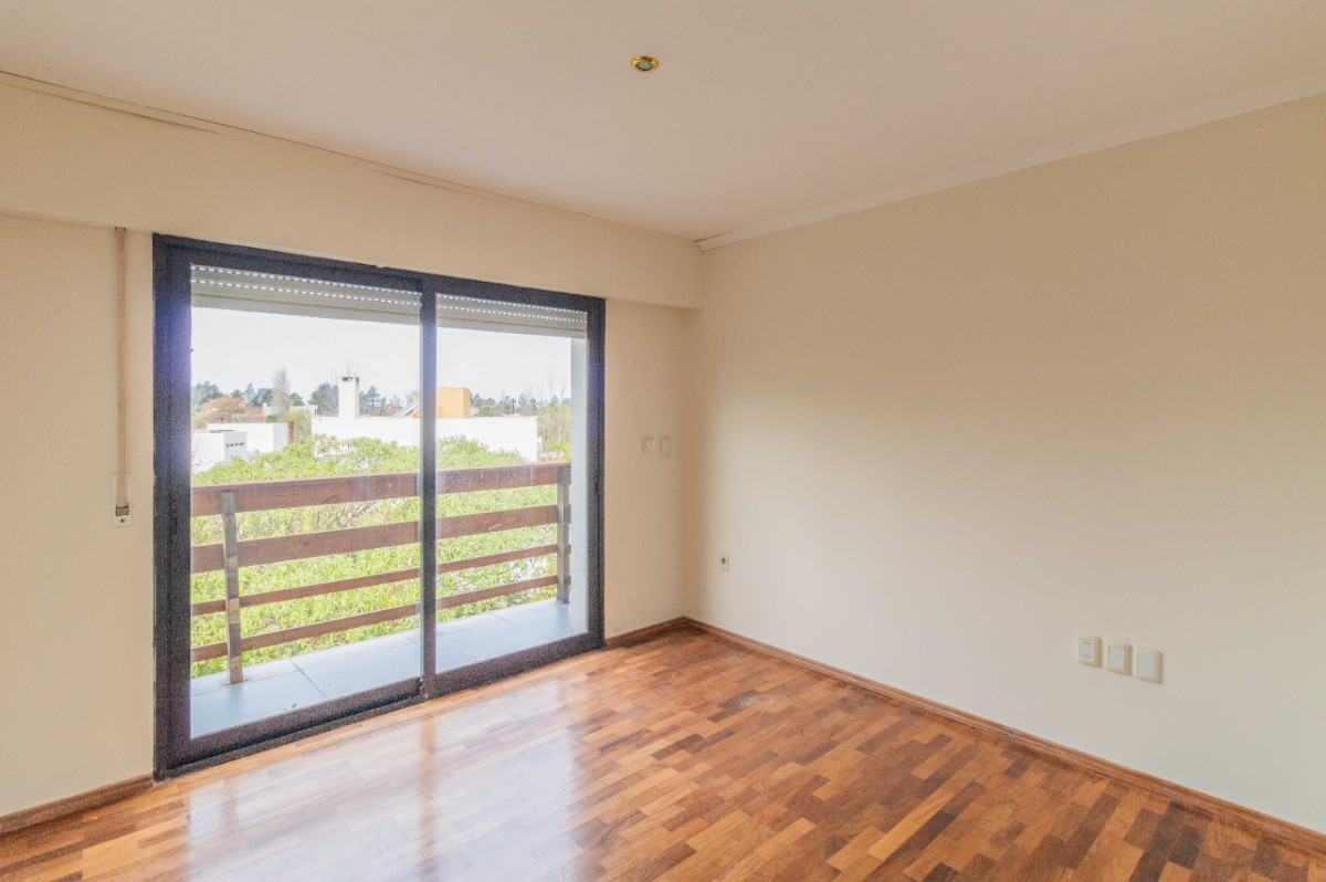 Casa ID.41376 - Casa en venta de 5 dormitorios c/ cochera en Barrio Privado Carmel