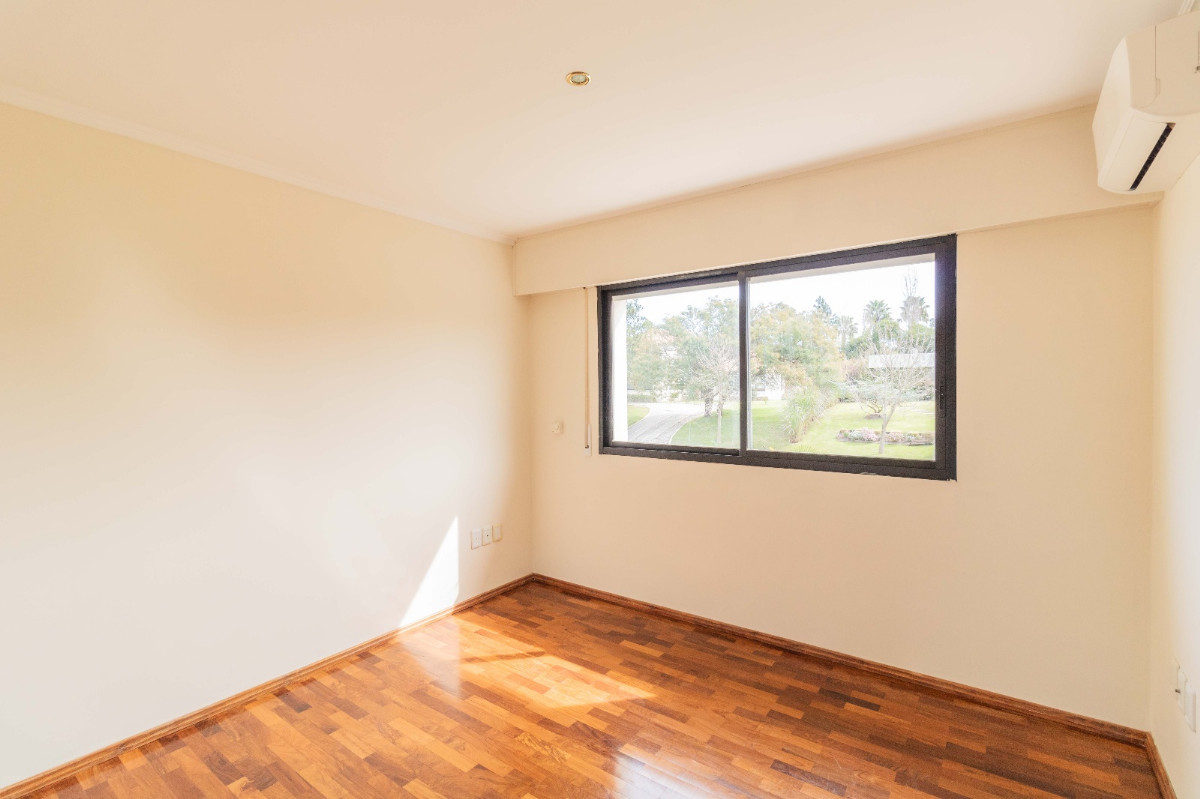 Casa ID.41376 - Casa en venta de 5 dormitorios c/ cochera en Barrio Privado Carmel