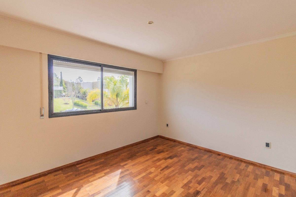 Casa ID.41376 - Casa en venta de 5 dormitorios c/ cochera en Barrio Privado Carmel