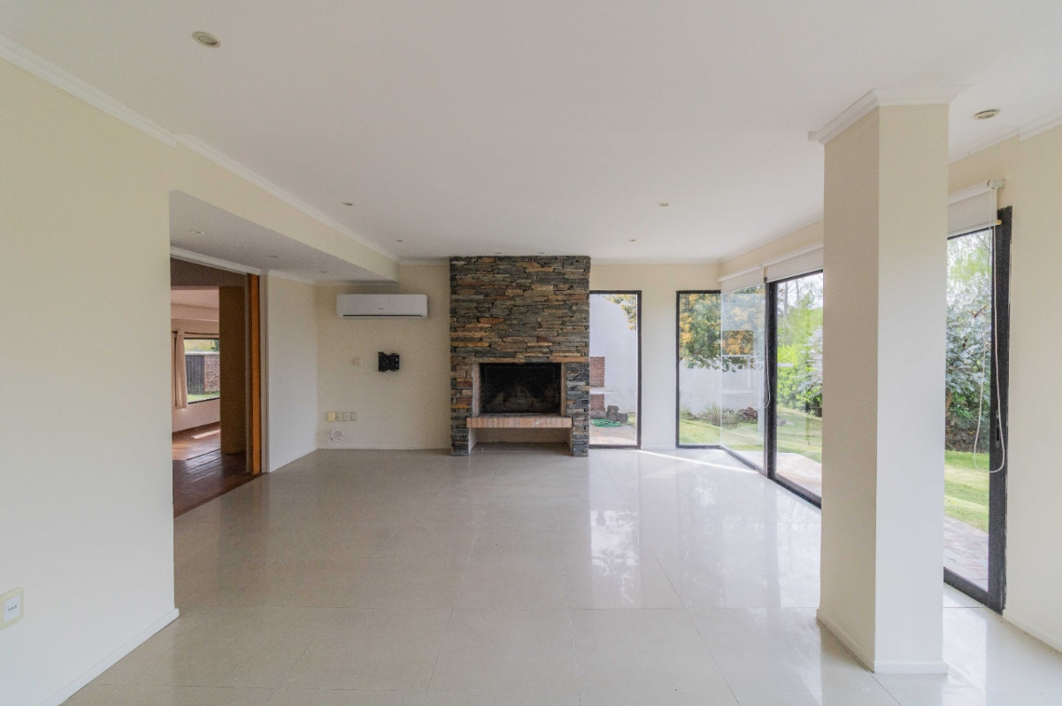 Casa ID.41376 - Casa en venta de 5 dormitorios c/ cochera en Barrio Privado Carmel