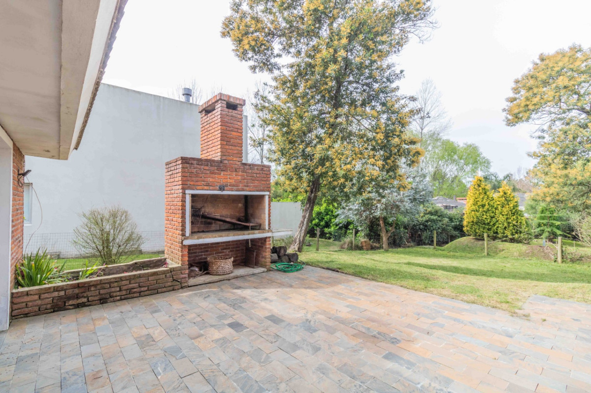 Casa ID.41376 - Casa en venta de 5 dormitorios c/ cochera en Barrio Privado Carmel