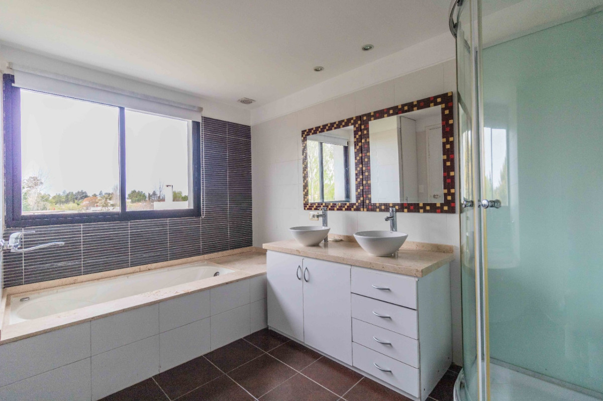 Casa ID.41376 - Casa en venta de 5 dormitorios c/ cochera en Barrio Privado Carmel