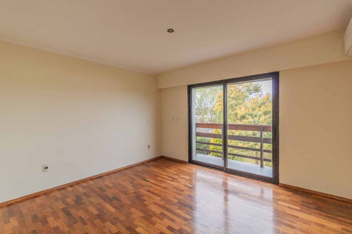 Casa ID.41376 - Casa en venta de 5 dormitorios c/ cochera en Barrio Privado Carmel