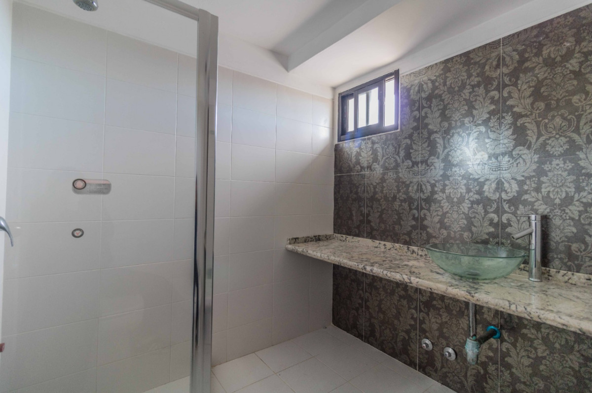 Casa ID.41376 - Casa en venta de 5 dormitorios c/ cochera en Barrio Privado Carmel