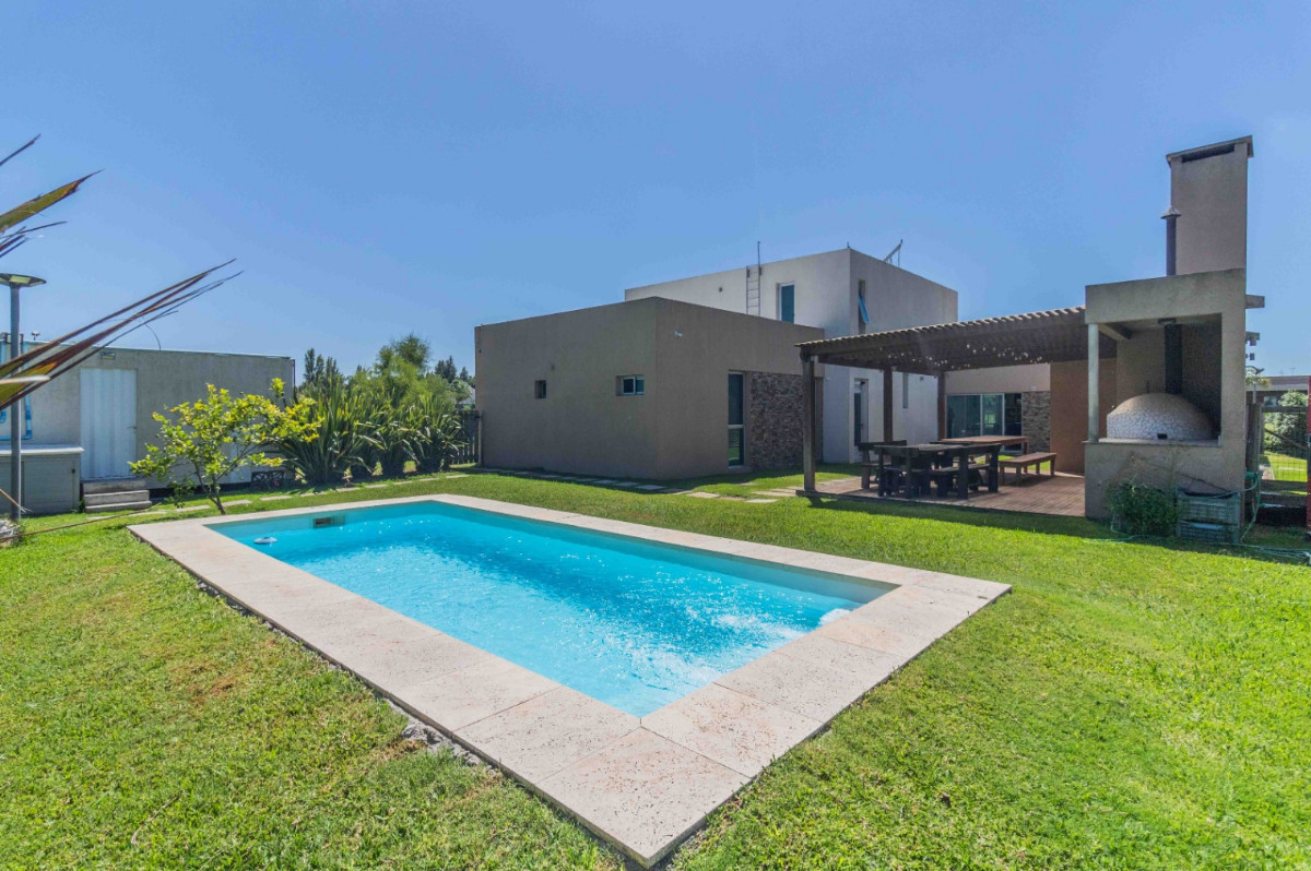Casa ID.54005 - Casa en Venta de 4 Dormitorios Vista al Lago Barrio Privado Colinas De Carrasco