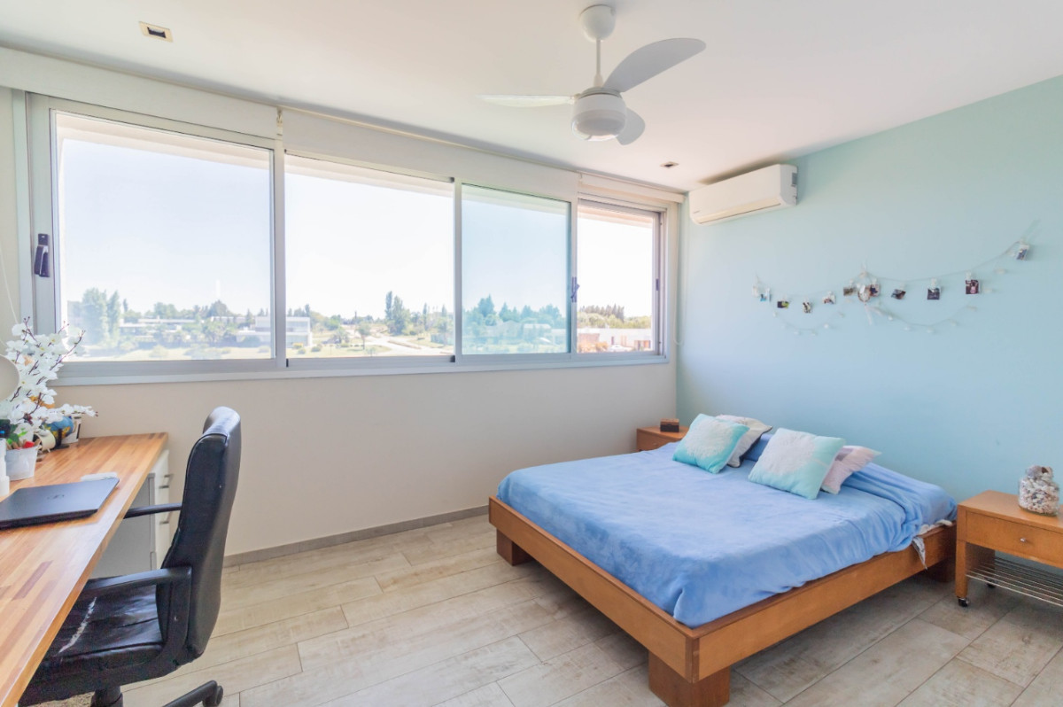 Casa ID.54005 - Casa en Venta de 4 Dormitorios Vista al Lago Barrio Privado Colinas De Carrasco