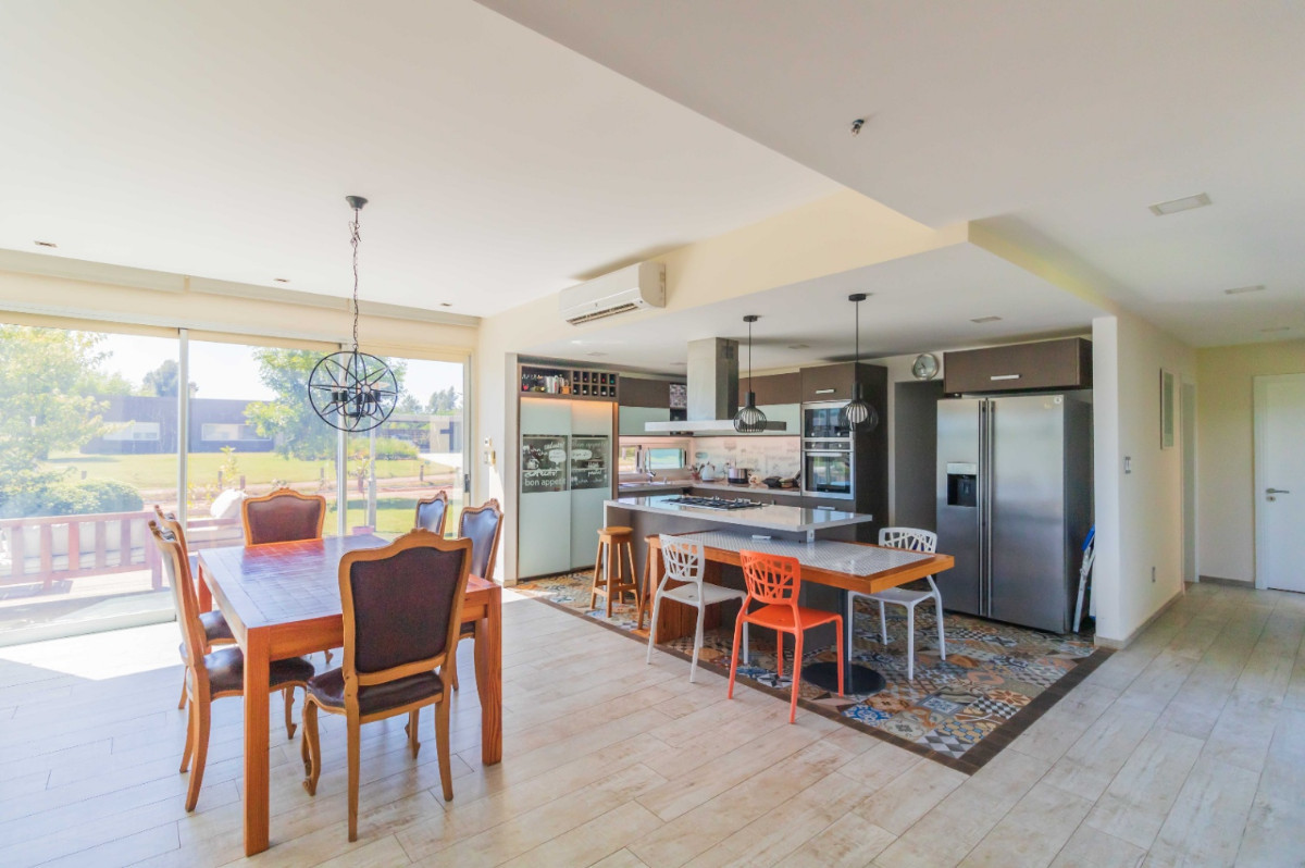 Casa ID.54005 - Casa en Venta de 4 Dormitorios Vista al Lago Barrio Privado Colinas De Carrasco