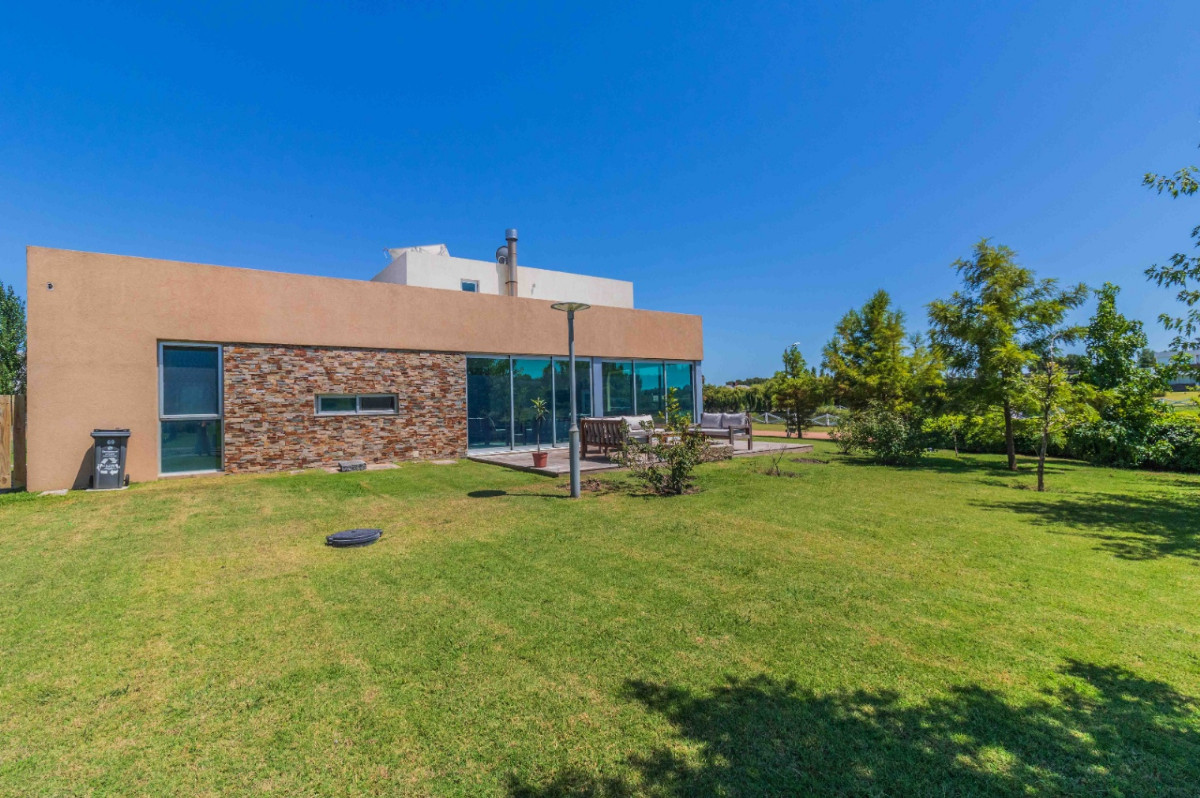 Casa ID.54005 - Casa en Venta de 4 Dormitorios Vista al Lago Barrio Privado Colinas De Carrasco