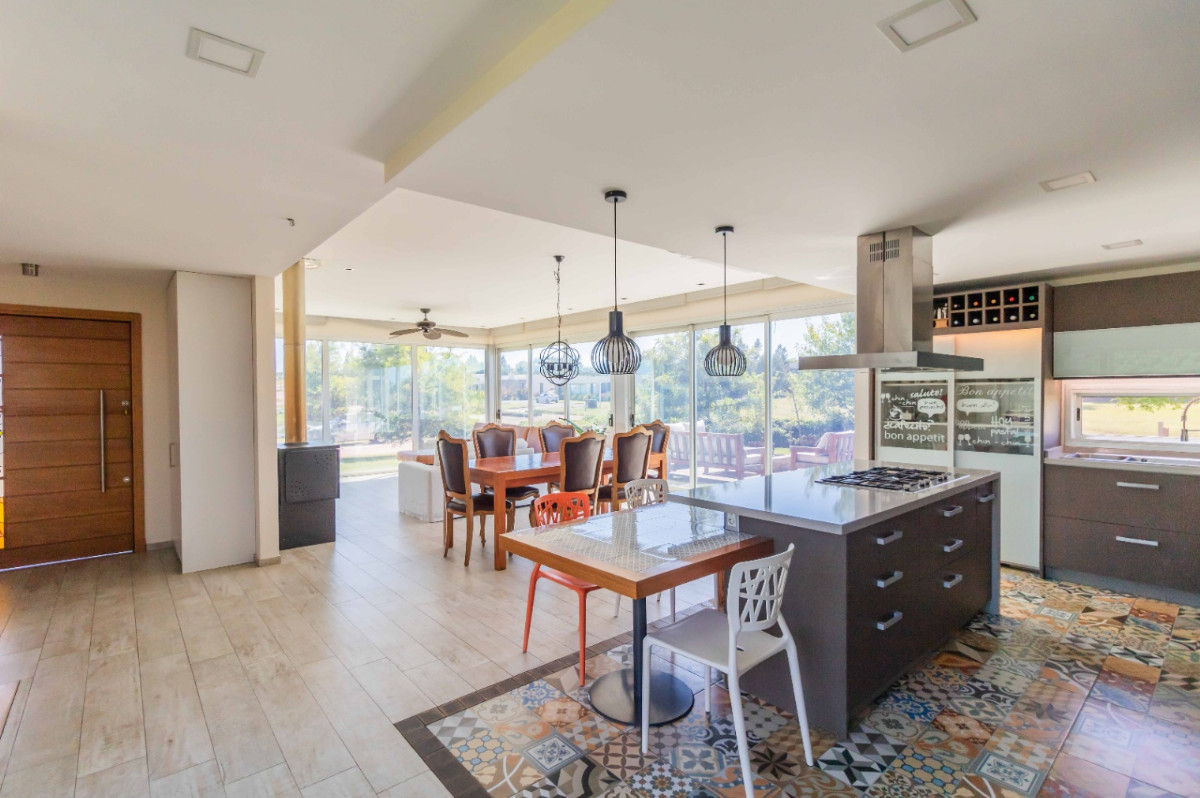 Casa ID.54005 - Casa en Venta de 4 Dormitorios Vista al Lago Barrio Privado Colinas De Carrasco