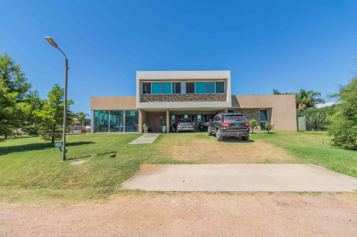 Casa ID.54005 - Casa en Venta de 4 Dormitorios Vista al Lago Barrio Privado Colinas De Carrasco