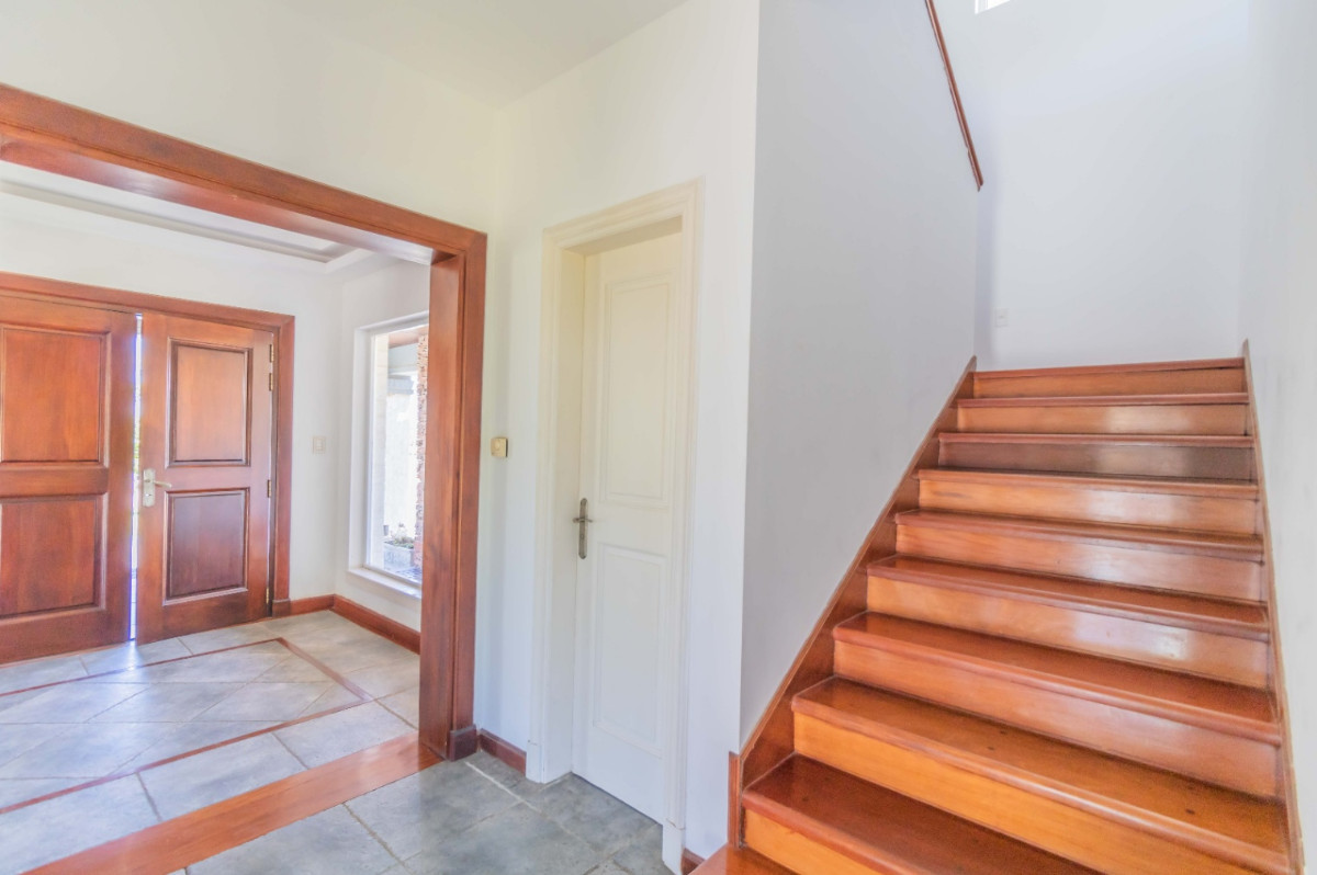 Casa ID.54006 - Casa en Venta de 4 Dorm + Serv Vista al Lago Barrio Privado Colinas De Carrasco