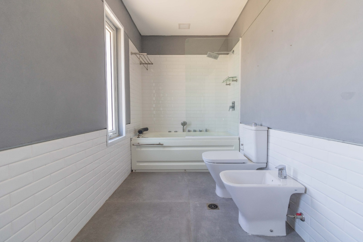 Casa ID.54006 - Casa en Venta de 4 Dorm + Serv Vista al Lago Barrio Privado Colinas De Carrasco