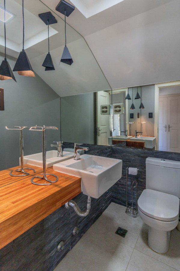 Casa ID.54006 - Casa en Venta de 4 Dorm + Serv Vista al Lago Barrio Privado Colinas De Carrasco