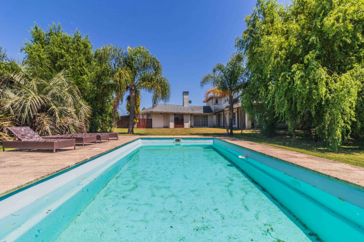 Casa ID.54006 - Casa en Venta de 4 Dorm + Serv Vista al Lago Barrio Privado Colinas De Carrasco