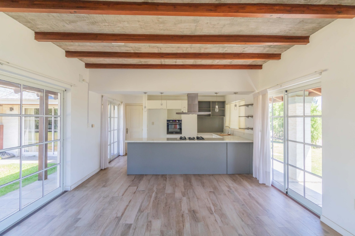 Casa ID.54006 - Casa en Venta de 4 Dorm + Serv Vista al Lago Barrio Privado Colinas De Carrasco