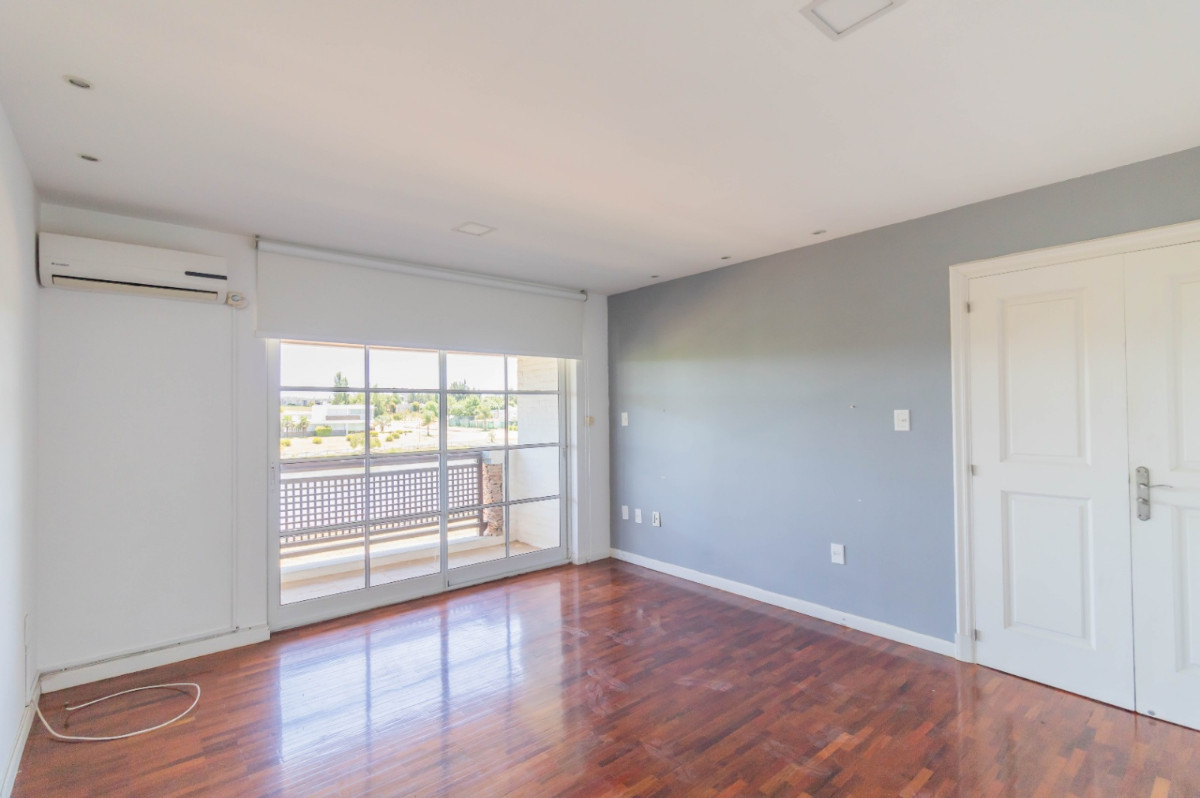 Casa ID.54006 - Casa en Venta de 4 Dorm + Serv Vista al Lago Barrio Privado Colinas De Carrasco