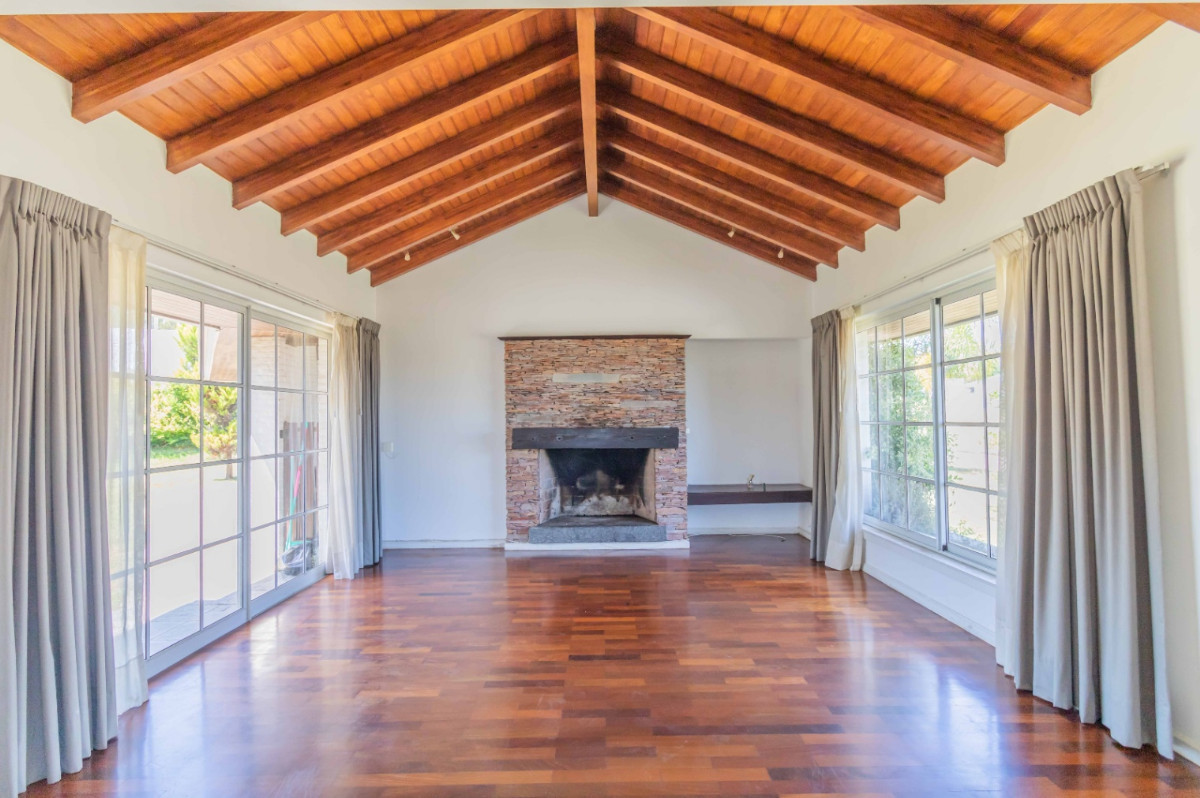 Casa ID.54006 - Casa en Venta de 4 Dorm + Serv Vista al Lago Barrio Privado Colinas De Carrasco