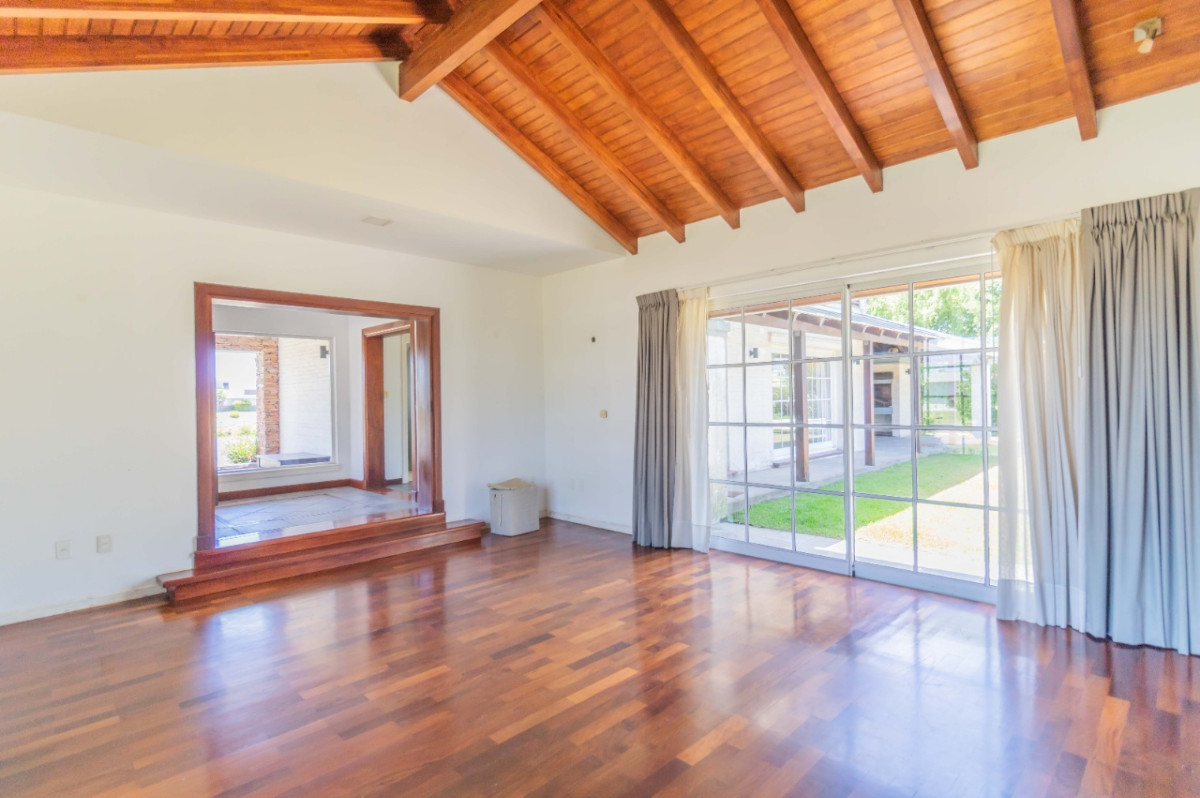 Casa ID.54006 - Casa en Venta de 4 Dorm + Serv Vista al Lago Barrio Privado Colinas De Carrasco