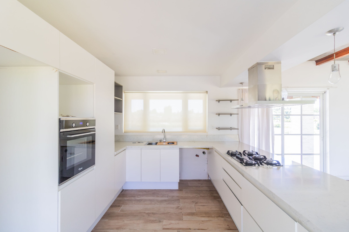 Casa ID.54006 - Casa en Venta de 4 Dorm + Serv Vista al Lago Barrio Privado Colinas De Carrasco