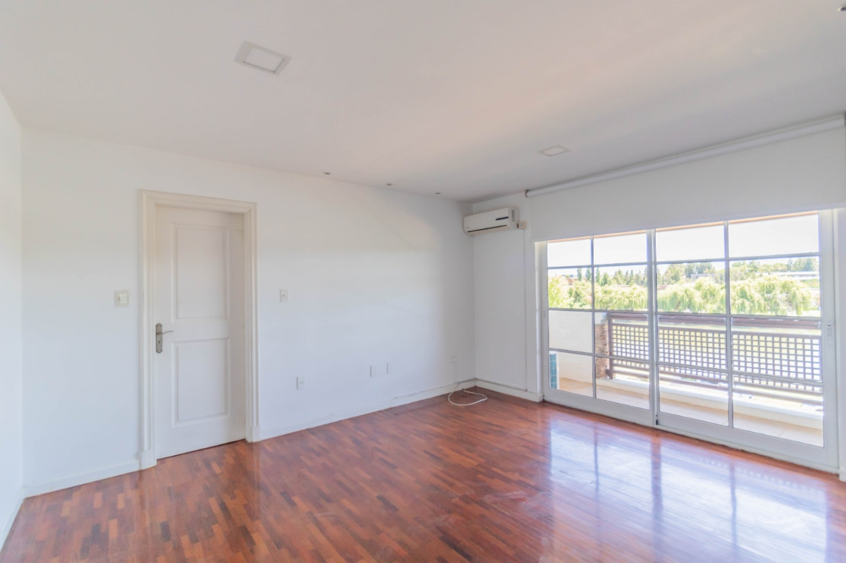 Casa ID.54006 - Casa en Venta de 4 Dorm + Serv Vista al Lago Barrio Privado Colinas De Carrasco