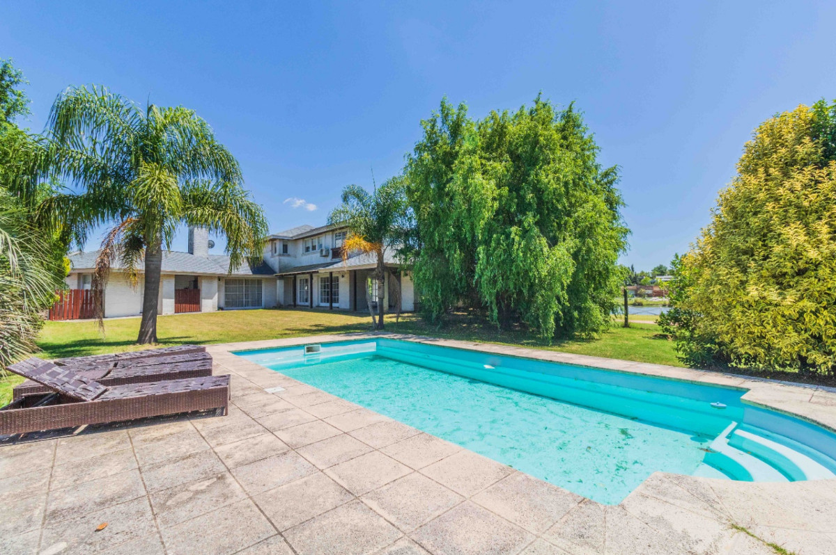 Casa ID.54006 - Casa en Venta de 4 Dorm + Serv Vista al Lago Barrio Privado Colinas De Carrasco