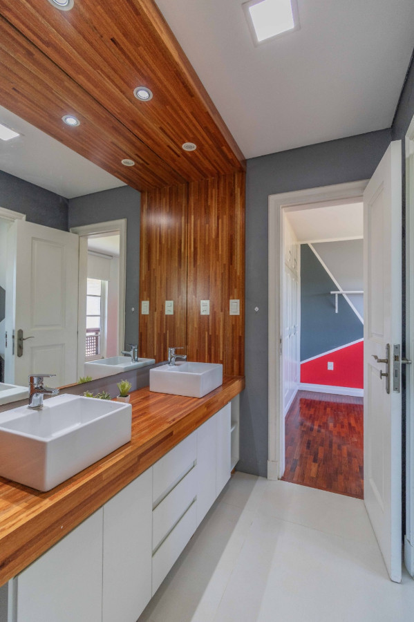 Casa ID.54006 - Casa en Venta de 4 Dorm + Serv Vista al Lago Barrio Privado Colinas De Carrasco