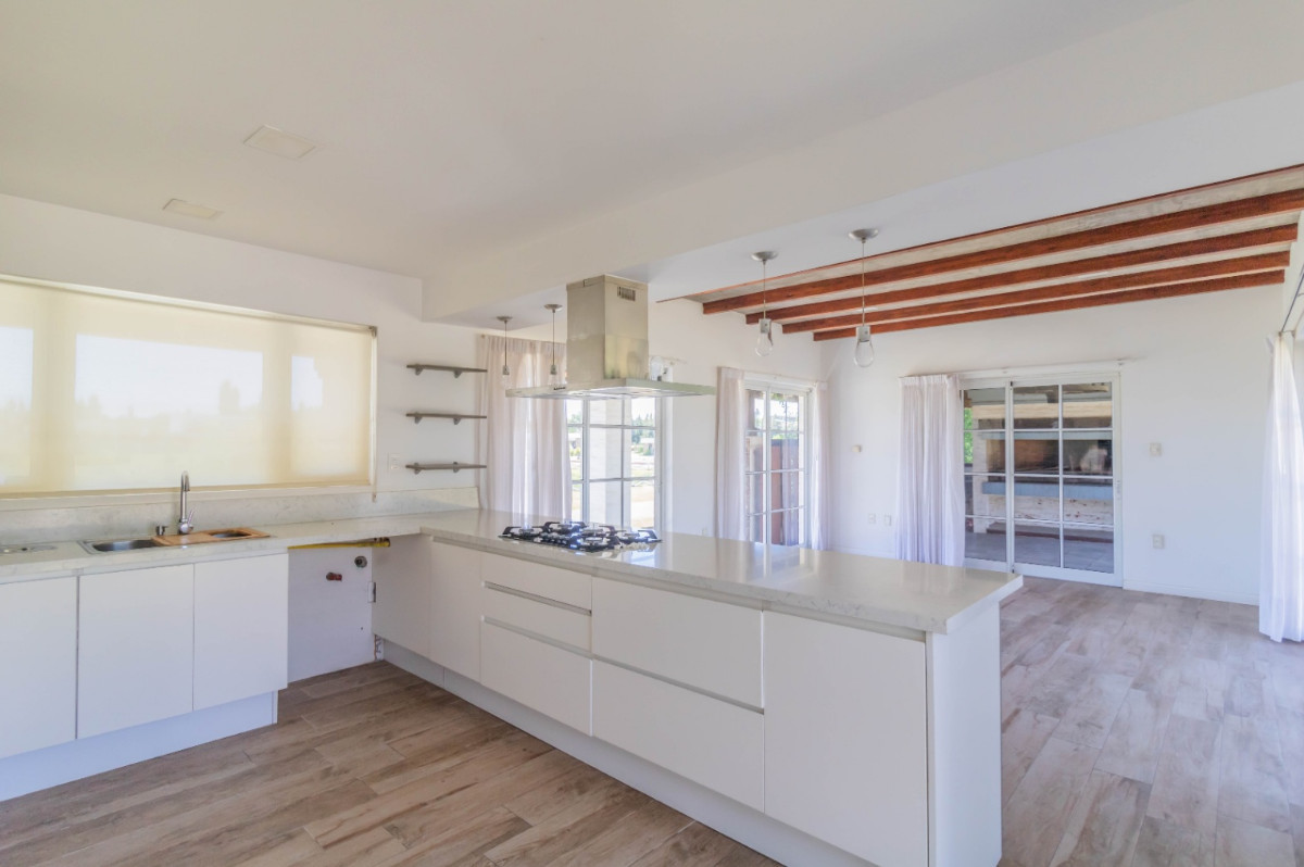 Casa ID.54006 - Casa en Venta de 4 Dorm + Serv Vista al Lago Barrio Privado Colinas De Carrasco