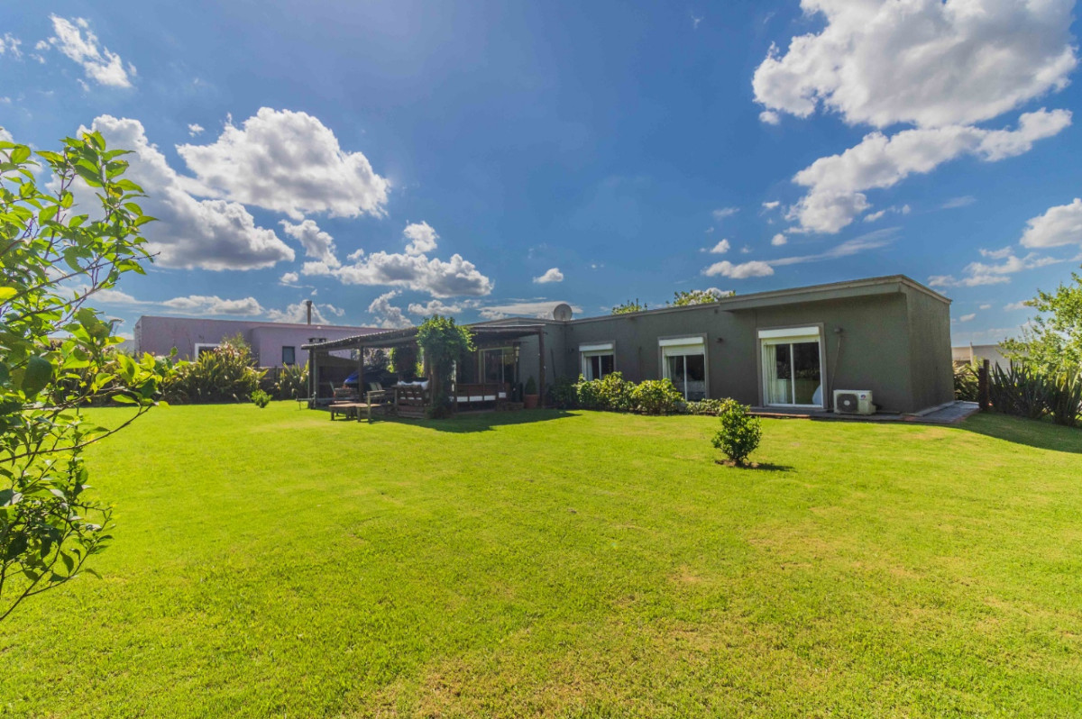 Casa ID.56078 - Casa en venta de 3 dormitorios c/ cochera en Barrio Colinas de Carrasco