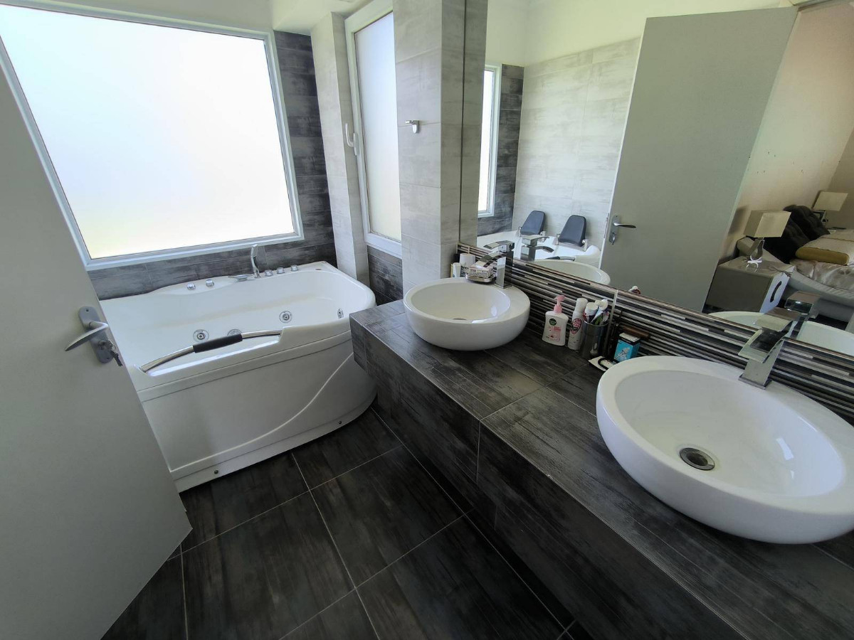 Casa ID.57496 - Casa en venta de 3 dormitorios c/ cochera en La Tahona