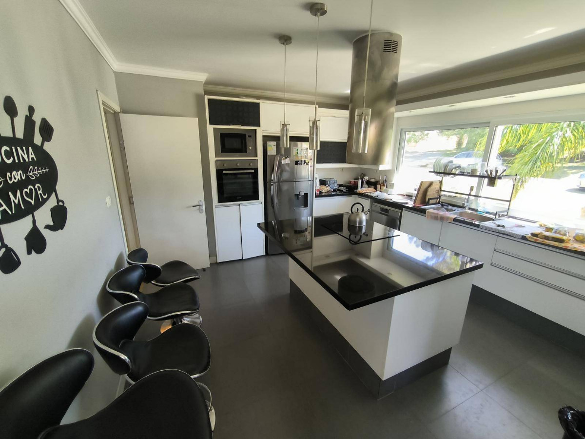 Casa ID.57496 - Casa en venta de 3 dormitorios c/ cochera en La Tahona