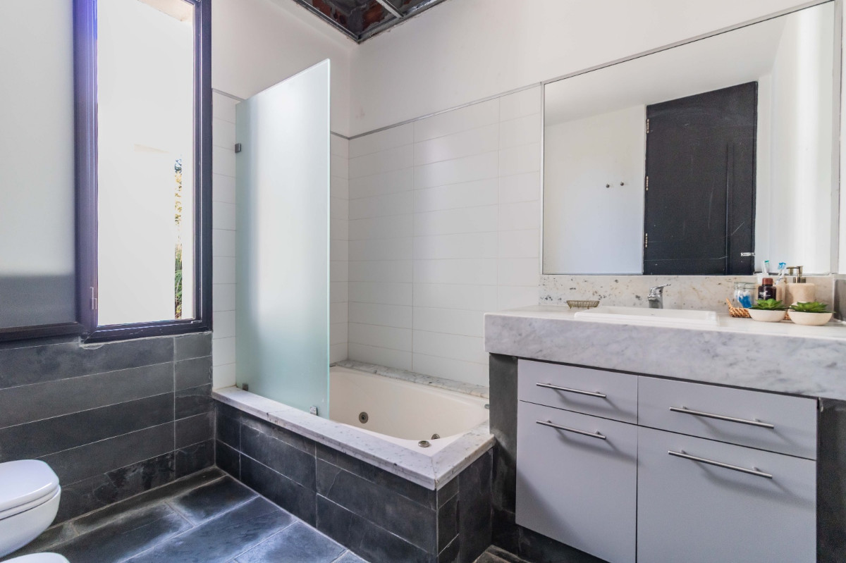 Casa ID.57497 - Casa en venta de 5 dormitorios c/ cochera en La Tahona