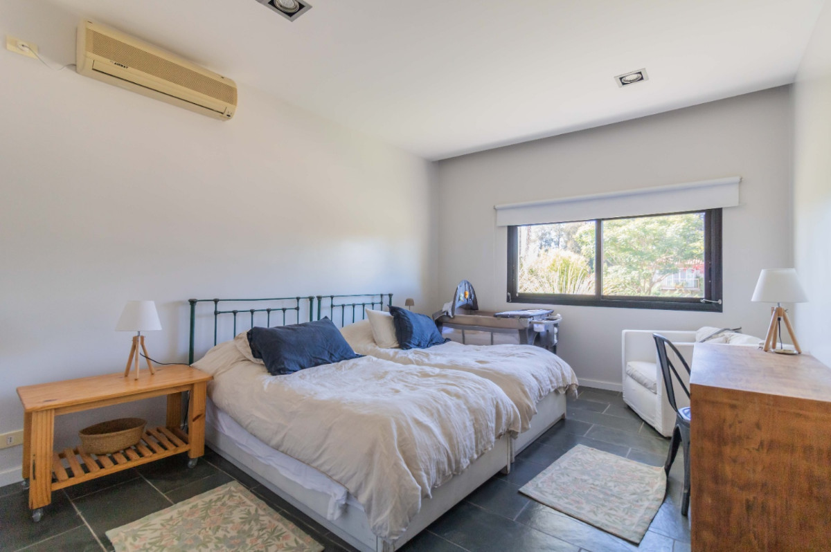 Casa ID.57497 - Casa en venta de 5 dormitorios c/ cochera en La Tahona