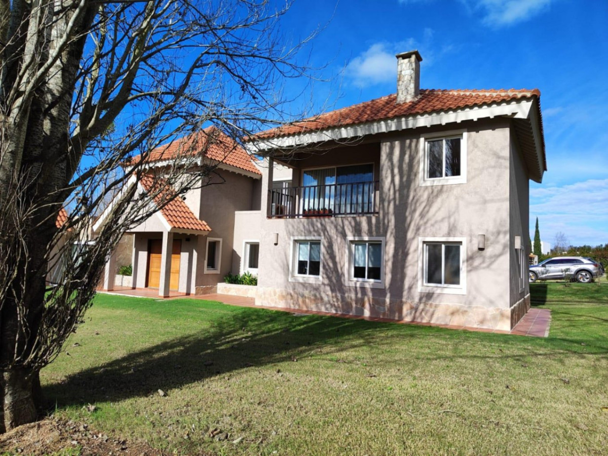 Casa ID.57530 - Casa en venta de 4 dormitorios c/ cochera en La Tahona