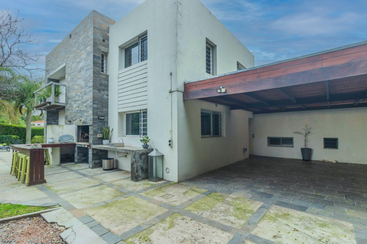 Casa ID.59892 - Casa en alquiler de 5 dormitorios c/ cochera en Carrasco