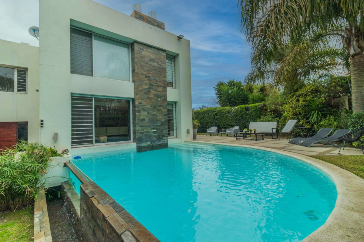 Casa ID.59896 - Casa en venta de 5 dormitorios c/ cochera en Carrasco