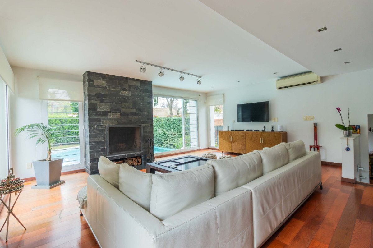 Casa ID.59896 - Casa en venta de 5 dormitorios c/ cochera en Carrasco